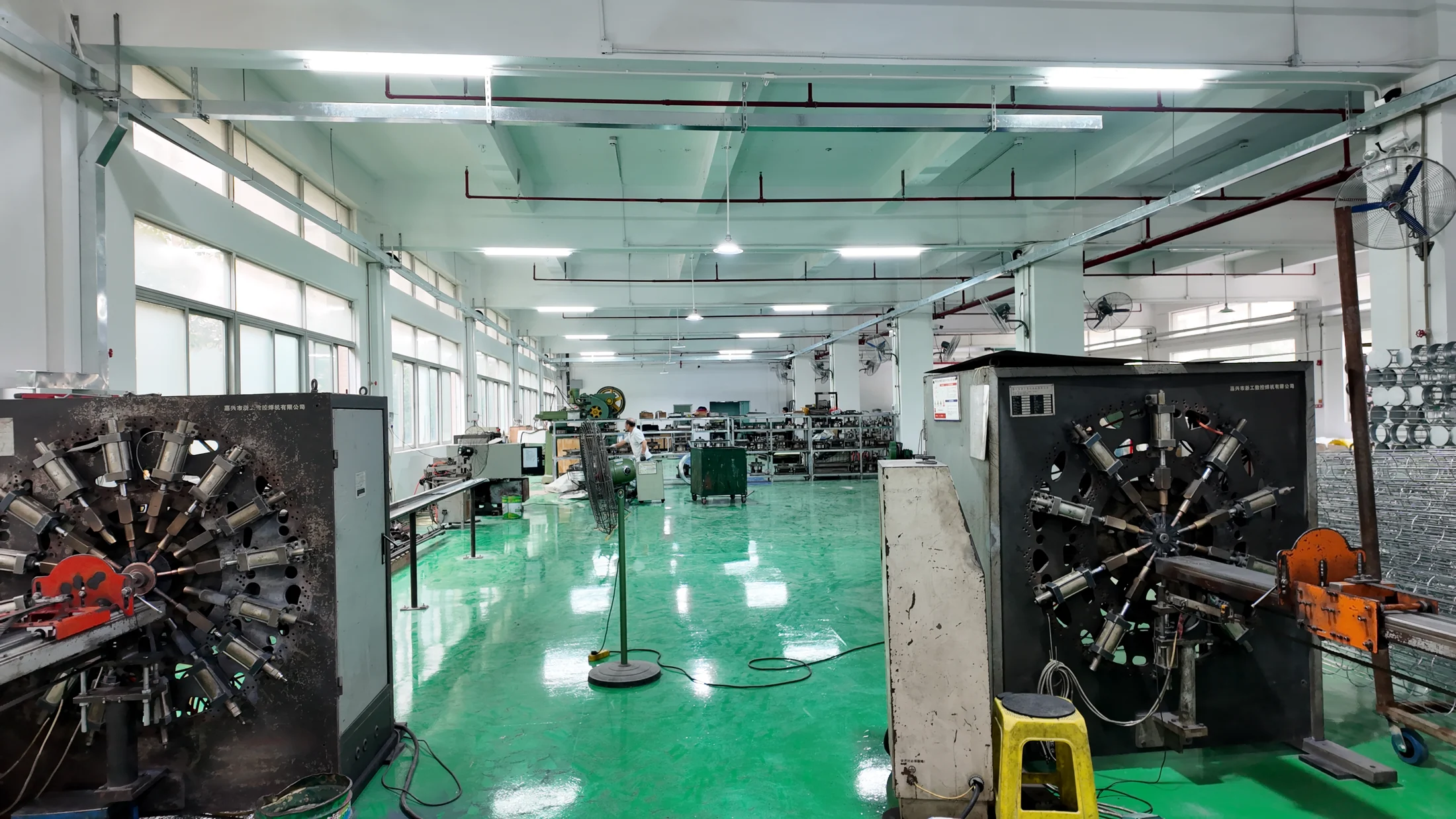 Filter cage spot-welding machines in the Guanlin workshop